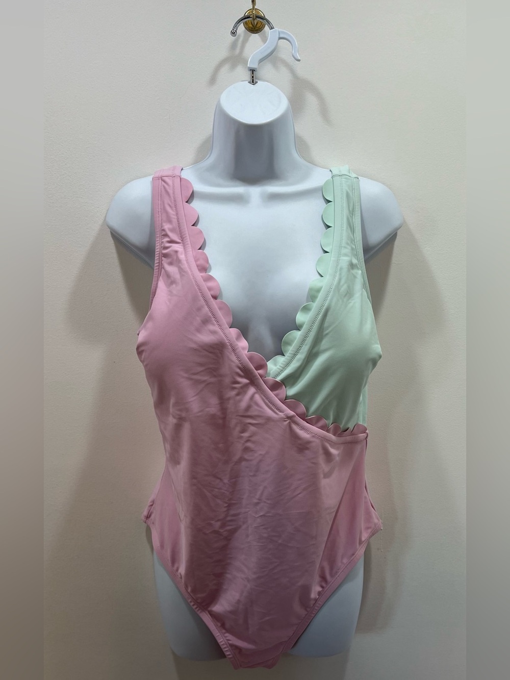 Cupshe Woman’s One Piece Swimsuit Size 1X Scalloped Pink And Mint Green NWT